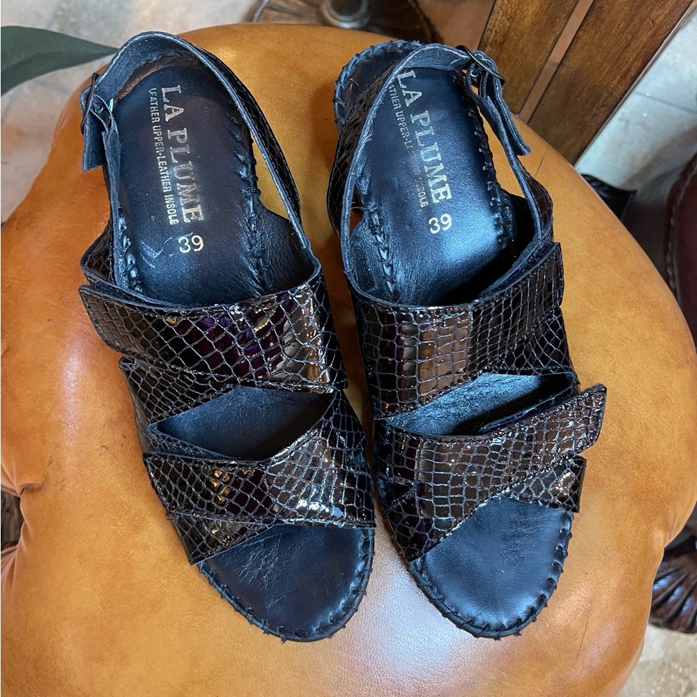 LA PLUME Women’s Croc Embossed Sandals